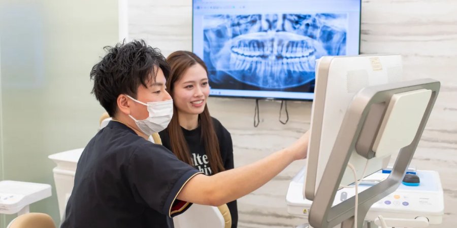 先生がカウンセリングしている写真
